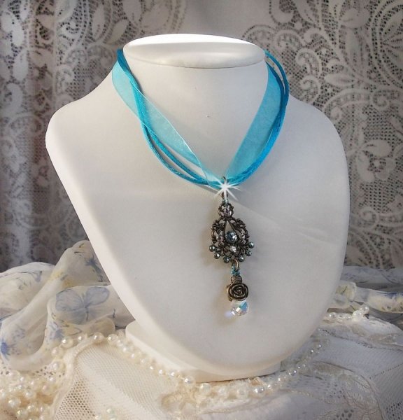 Collar con colgante Lady in Blue montado con cristales de Swarovski, espaciadores de flores, copas de follaje y cintas