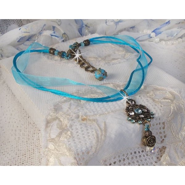 Collar con colgante Lady in Blue montado con cristales de Swarovski, espaciadores de flores, copas de follaje y cintas