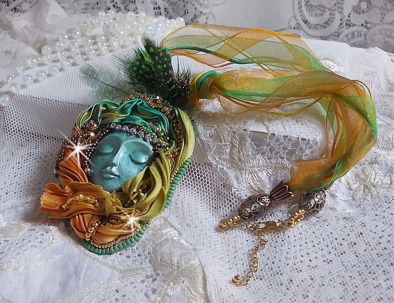 Collier pendentif Lune V&eacute;nitienne brod&eacute; avec un tr&egrave;s beau ruban de soie, des cristaux de Swarovski et d'autres perles de qualit&eacute; 