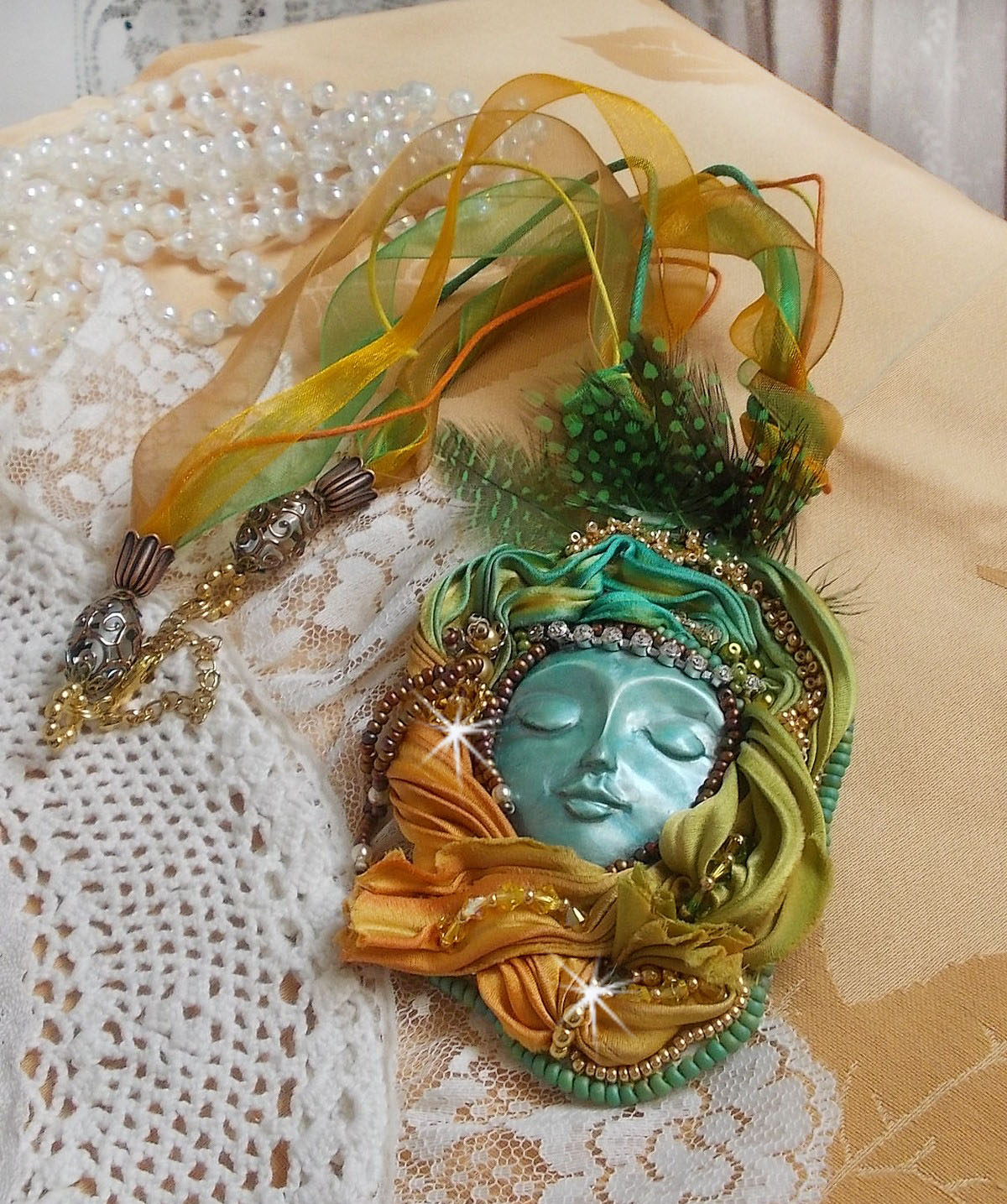 Collier pendentif Lune Vénitienne brodé avec un très beau ruban de soie, des cristaux de Swarovski et d'autres perles de qualité 