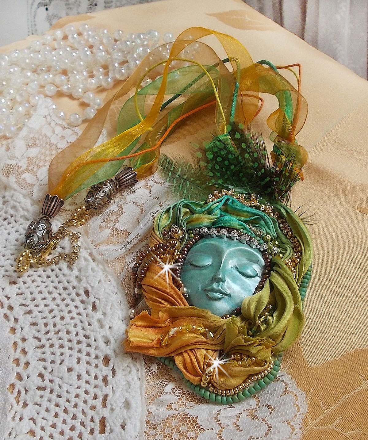 Collier pendentif Lune V&eacute;nitienne brod&eacute; avec un tr&egrave;s beau ruban de soie, des cristaux de Swarovski et d'autres perles de qualit&eacute; 