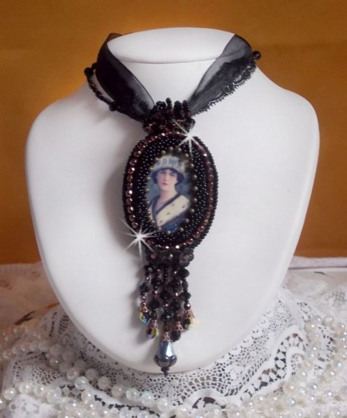 Collar colgante Midnight Daisy con perlas negras y cristales de Swarovski