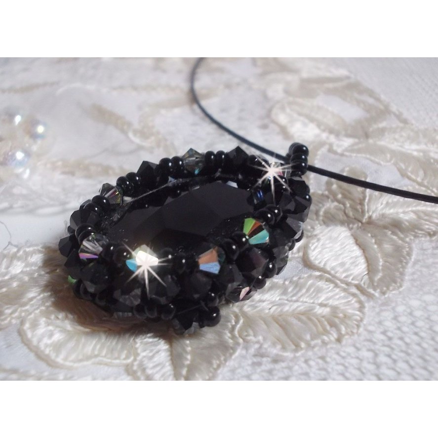 Collar colgante Mirano con cristales de Swarovski y rocallas negras