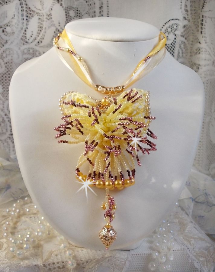 Collar colgante La Petite Robe Jaune con cuentas de semillas, cuentas de Swarovski y otras.