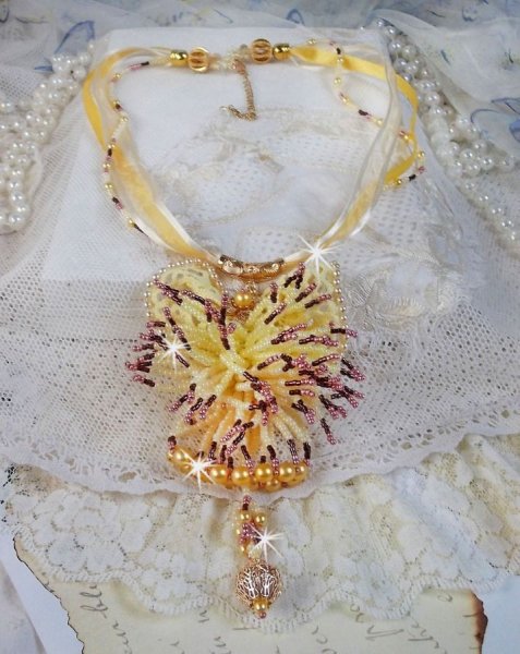 Collar colgante La Petite Robe Jaune con cuentas de semillas, cuentas de Swarovski y otras.