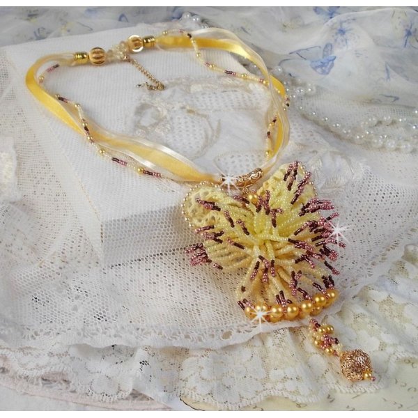 Collar colgante La Petite Robe Jaune con cuentas de semillas, cuentas de Swarovski y otras.