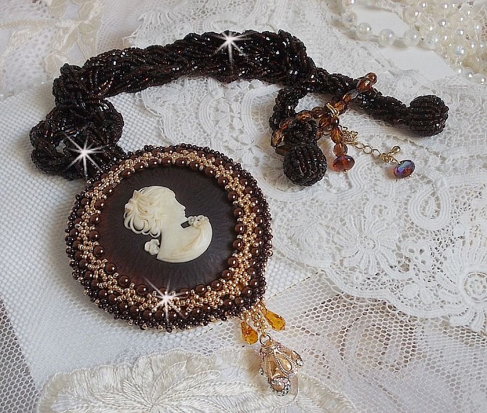 Collier pendentif Souvenir Eternel cr&eacute;e avec des perles de qualit&eacute;