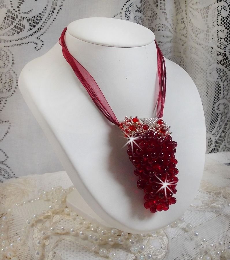 Collar colgante Tendre Rouge con gotas de cristal rojo, cuentas facetadas redondas y cuentas nacaradas