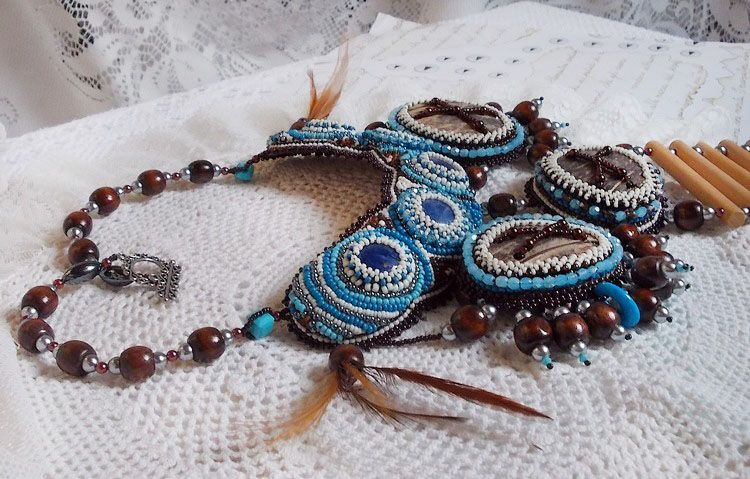 Collier Plaston Haute-Couture Typie Blue - Danse avec les Loups avec des perles semi-précieuses et des perles diverses