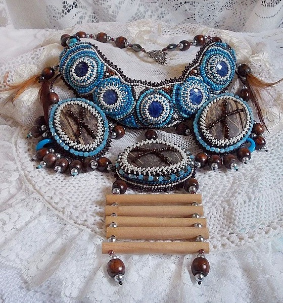 Collier Plaston Haute-Couture Typie Blue - Danse avec les Loups avec des perles semi-pr&eacute;cieuses et des perles diverses