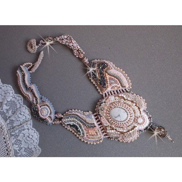 Collar Angelique Marquise des Anges Alta Costura bordado con piedras preciosas y cristales Swarovski