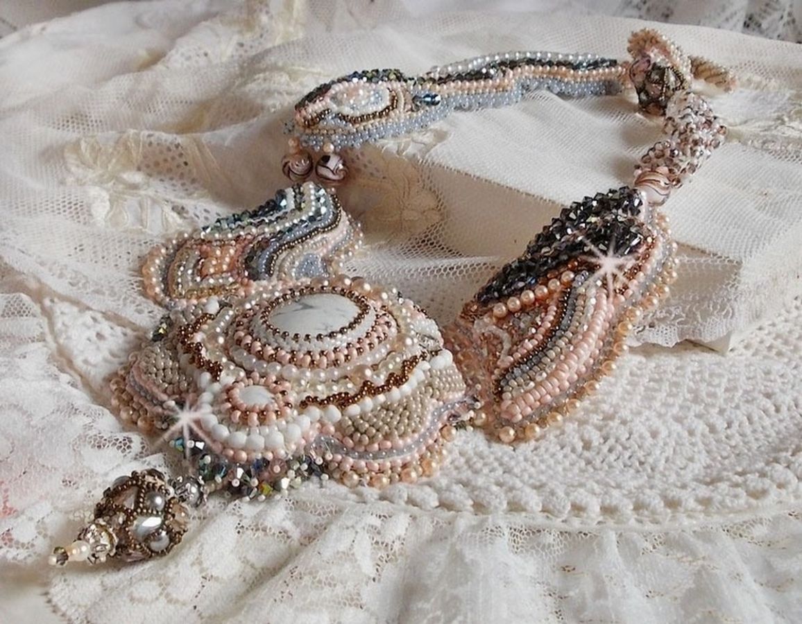 Collar Angelique Marquise des Anges Alta Costura bordado con piedras preciosas y cristales Swarovski