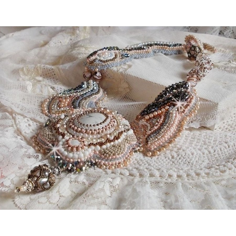 Collar Angelique Marquise des Anges Alta Costura bordado con piedras preciosas y cristales Swarovski