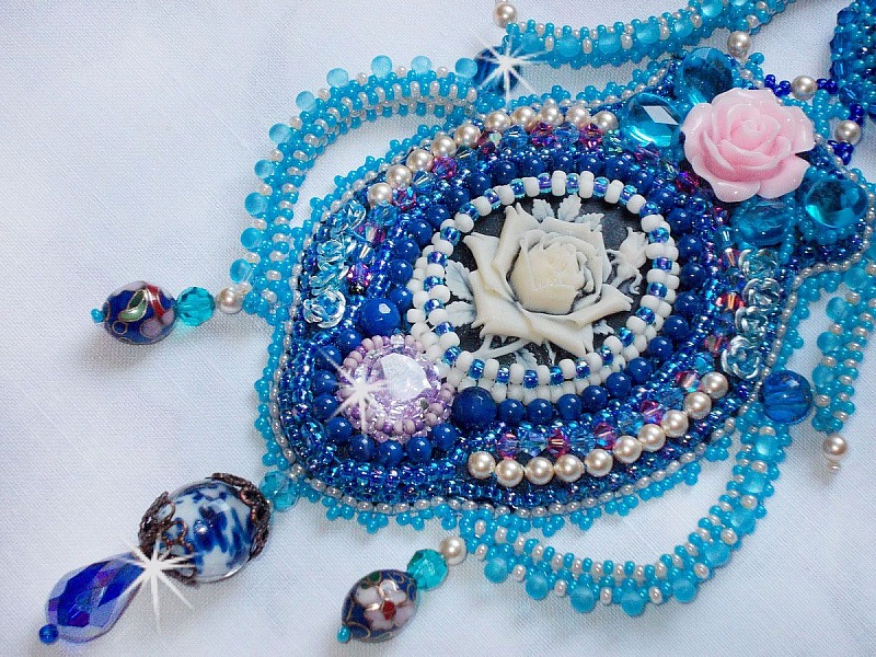 Collar Belle Epoque, Haute-Couture bordado con cristales de Swarovski y varias perlas preciosas