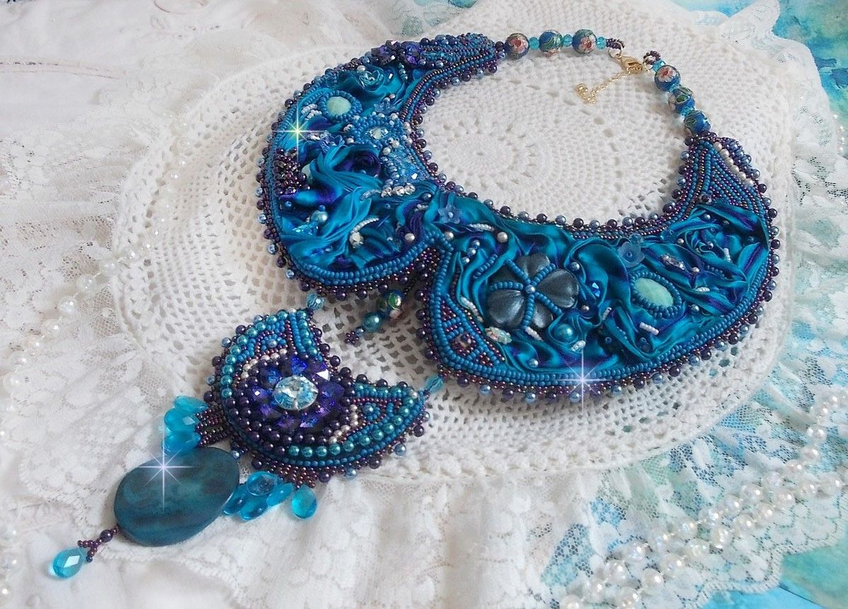 Collar babero de alta costura azul real bordado con una cinta de seda púrpura y azul pato, cristales y abalorios varios 