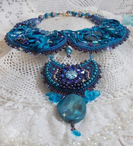 Collar babero de alta costura azul real bordado con una cinta de seda p&uacute;rpura y azul pato, cristales y abalorios varios 