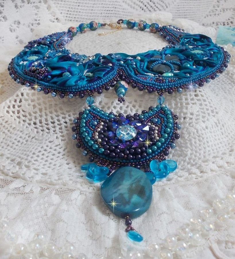 Collar babero de alta costura azul real bordado con una cinta de seda púrpura y azul pato, cristales y abalorios varios 