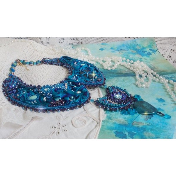 Collar babero de alta costura azul real bordado con una cinta de seda púrpura y azul pato, cristales y abalorios varios 