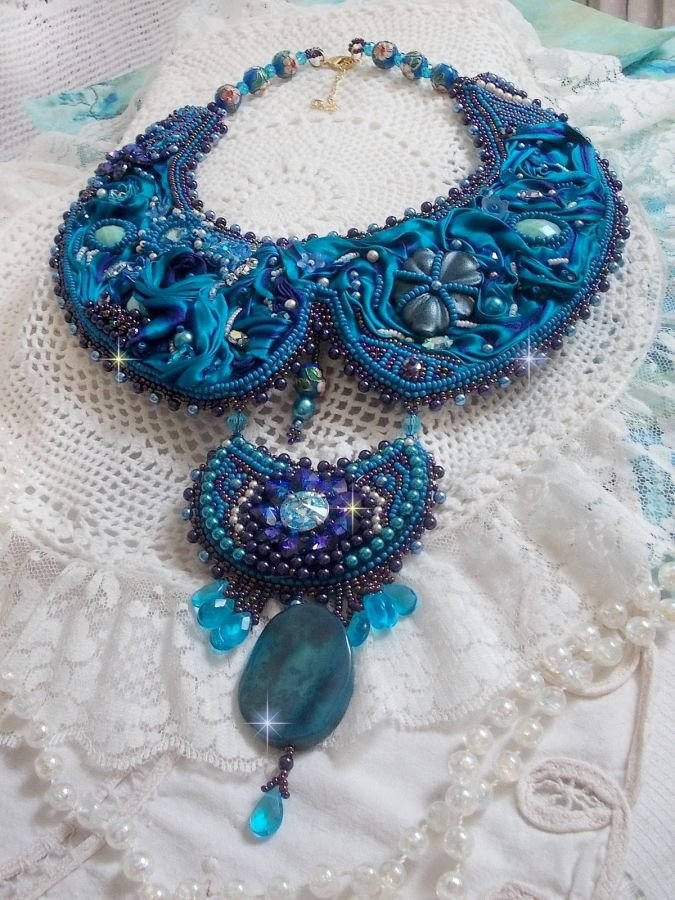 Collar babero de alta costura azul real bordado con una cinta de seda púrpura y azul pato, cristales y abalorios varios 