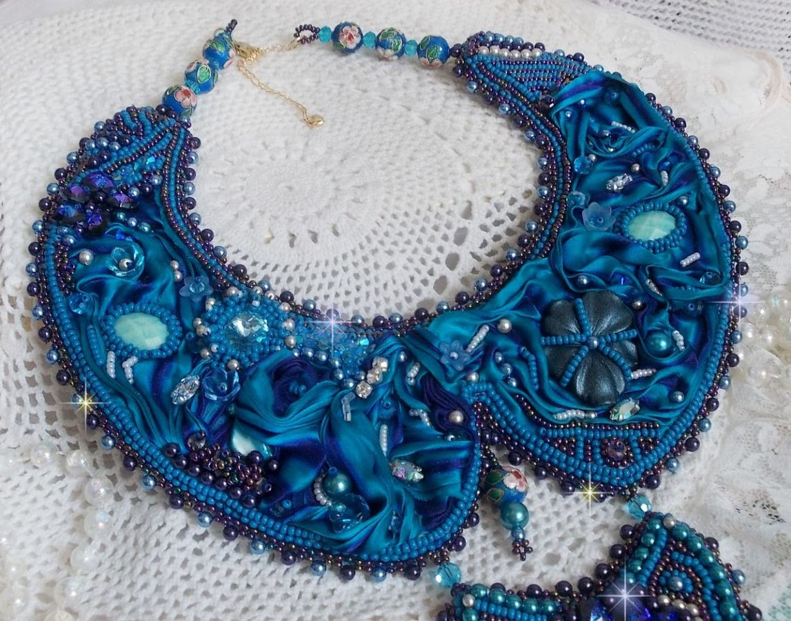 Collar babero de alta costura azul real bordado con una cinta de seda púrpura y azul pato, cristales y abalorios varios 