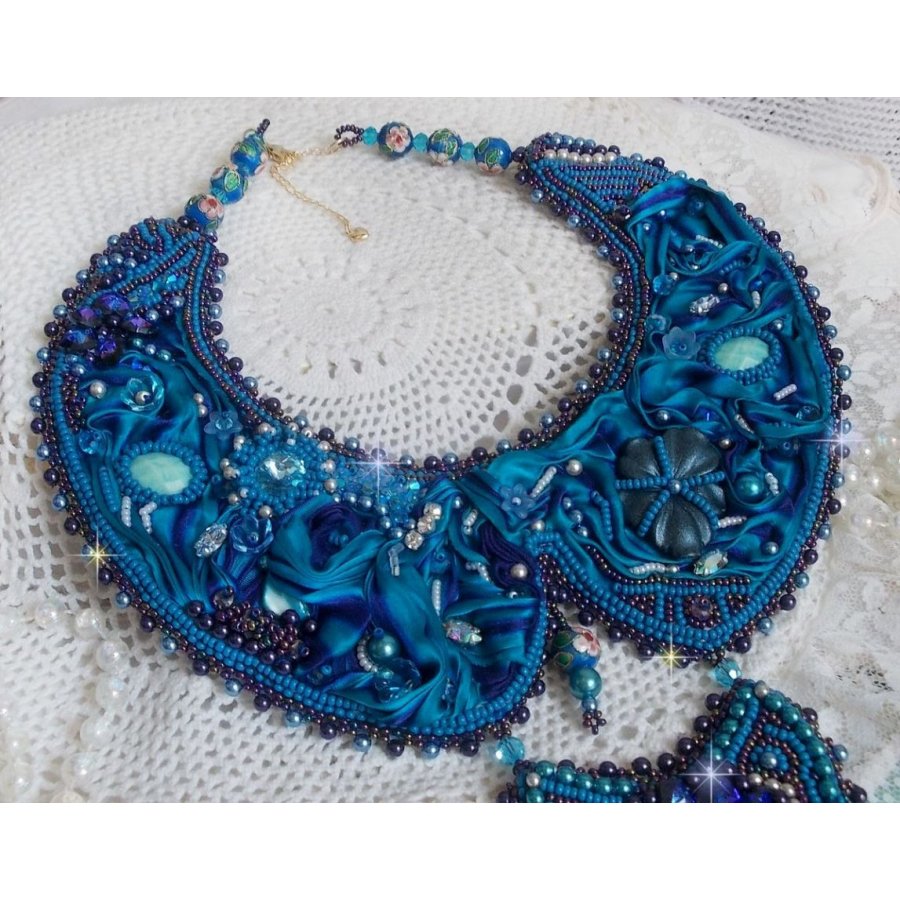 Collar babero de alta costura azul real bordado con una cinta de seda púrpura y azul pato, cristales y abalorios varios 