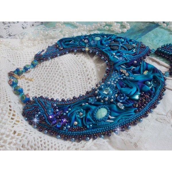 Collar babero de alta costura azul real bordado con una cinta de seda p&uacute;rpura y azul pato, cristales y abalorios varios 