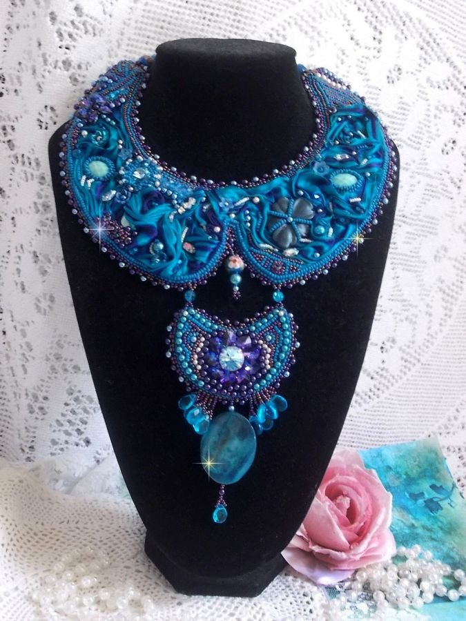 Collar babero de alta costura azul real bordado con una cinta de seda púrpura y azul pato, cristales y abalorios varios 