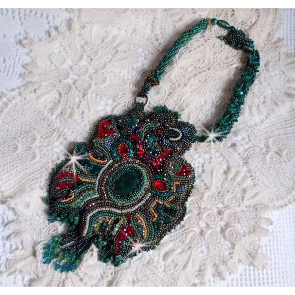 Collar del drag&oacute;n bordado con un cabuj&oacute;n y chips en Malaquita Natural, una hermosa gradaci&oacute;n de verde esmeralda con estas cuentas de semillas de colores