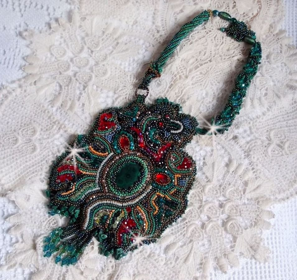 Collar del dragón bordado con un cabujón y chips en Malaquita Natural, una hermosa gradación de verde esmeralda con estas cuentas de semillas de colores