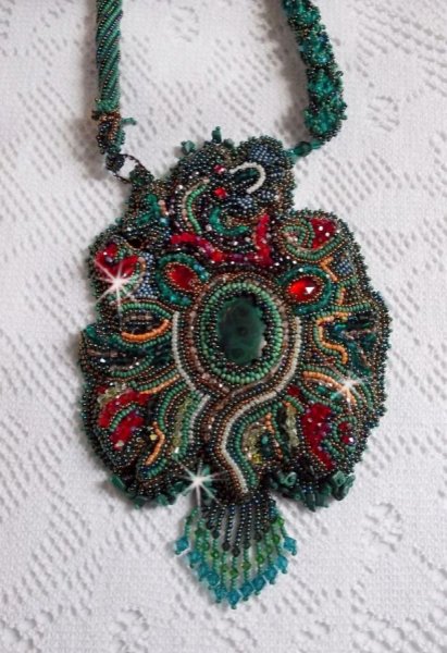 Collar del drag&oacute;n bordado con un cabuj&oacute;n y chips en Malaquita Natural, una hermosa gradaci&oacute;n de verde esmeralda con estas cuentas de semillas de colores