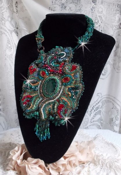 Collar del drag&oacute;n bordado con un cabuj&oacute;n y chips en Malaquita Natural, una hermosa gradaci&oacute;n de verde esmeralda con estas cuentas de semillas de colores