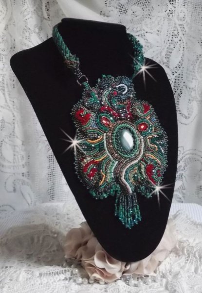 Collar del drag&oacute;n bordado con un cabuj&oacute;n y chips en Malaquita Natural, una hermosa gradaci&oacute;n de verde esmeralda con estas cuentas de semillas de colores