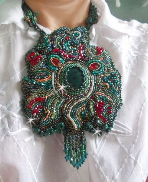 Collar del drag&oacute;n bordado con un cabuj&oacute;n y chips en Malaquita Natural, una hermosa gradaci&oacute;n de verde esmeralda con estas cuentas de semillas de colores