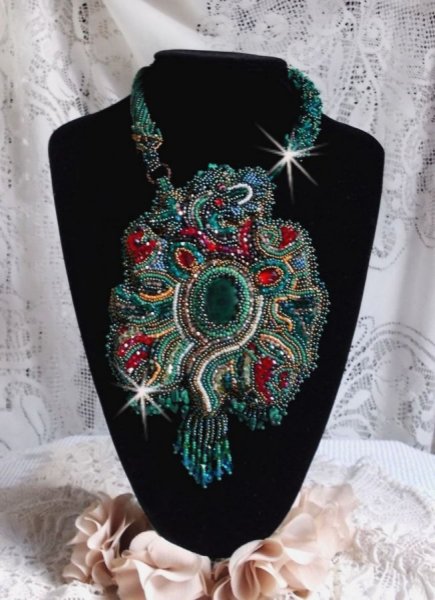 Collar del drag&oacute;n bordado con un cabuj&oacute;n y chips en Malaquita Natural, una hermosa gradaci&oacute;n de verde esmeralda con estas cuentas de semillas de colores