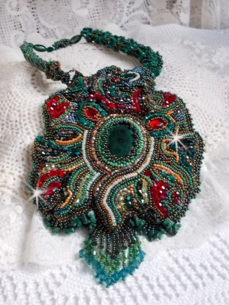 Collar del drag&oacute;n bordado con un cabuj&oacute;n y chips en Malaquita Natural, una hermosa gradaci&oacute;n de verde esmeralda con estas cuentas de semillas de colores