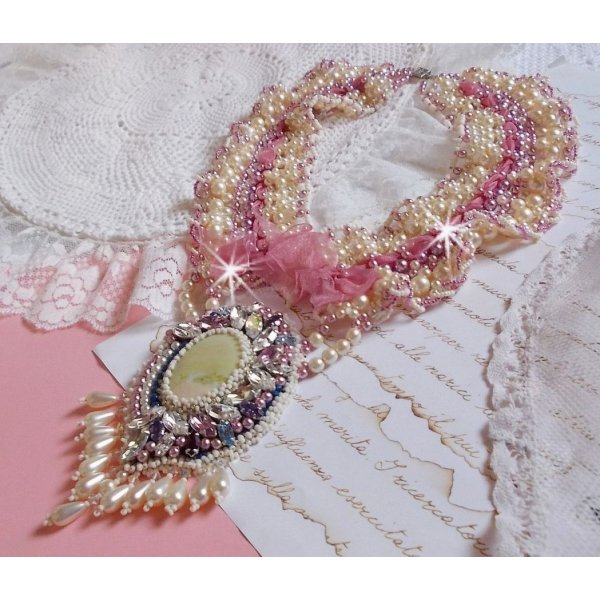 Collar babero D&eacute;tente bordado con cuentas de perlas en armon&iacute;a con otras cuentas de calidad