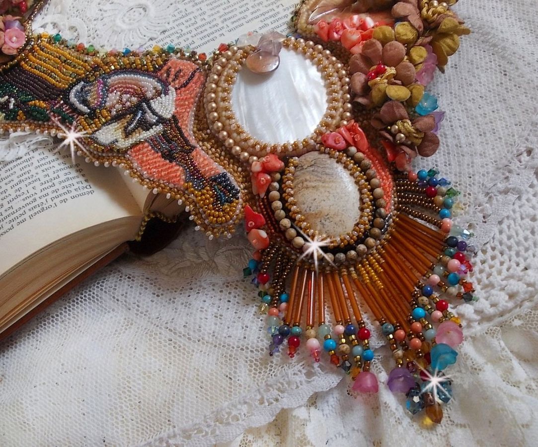 Collar exótico Envol bordado con encaje, perlas gema, perlas varias de muy bella calidad en estilo Haute-Couture