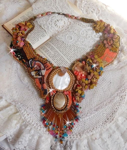 Collar ex&oacute;tico Envol bordado con encaje, perlas gema, perlas varias de muy bella calidad en estilo Haute-Couture
