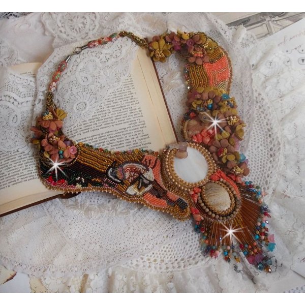 Collar ex&oacute;tico Envol bordado con encaje, perlas gema, perlas varias de muy bella calidad en estilo Haute-Couture