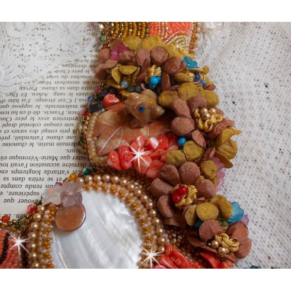 Collar ex&oacute;tico Envol bordado con encaje, perlas gema, perlas varias de muy bella calidad en estilo Haute-Couture