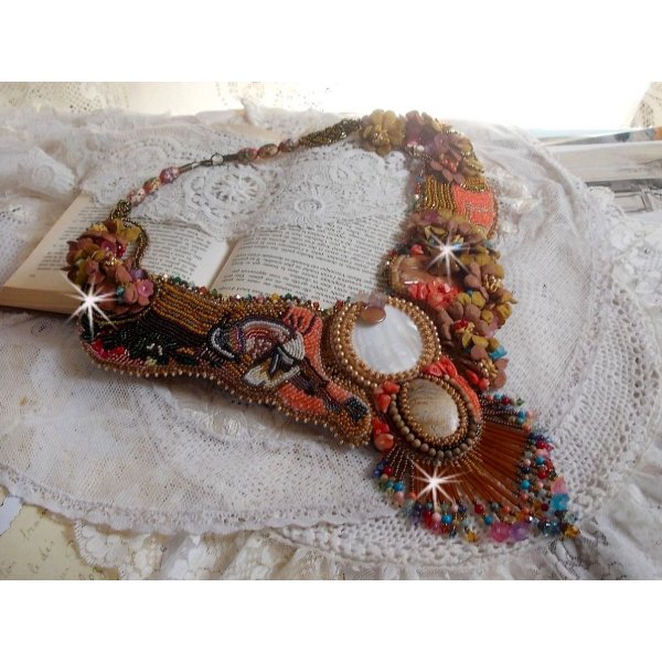 Collar ex&oacute;tico Envol bordado con encaje, perlas gema, perlas varias de muy bella calidad en estilo Haute-Couture