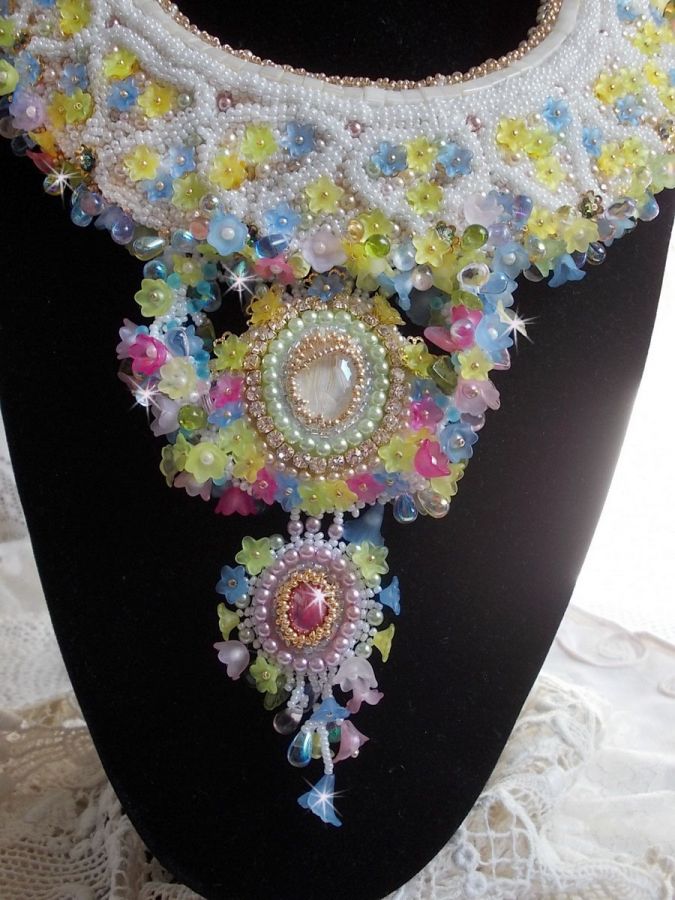 Collar Envolée Fleurie, flores de lucita, perlas y rocallas bordadas al estilo Haute-Couture