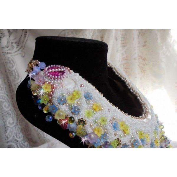 Collar Envolée Fleurie, flores de lucita, perlas y rocallas bordadas al estilo Haute-Couture