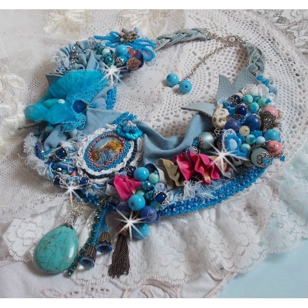 Collar Wild West, una tendencia del Oeste americano con semipreciosas y abalorios varios.