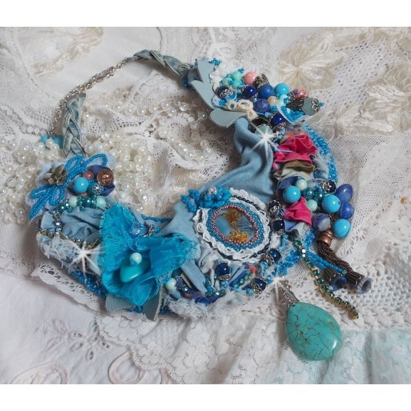 Collar Wild West, una tendencia del Oeste americano con semipreciosas y abalorios varios.