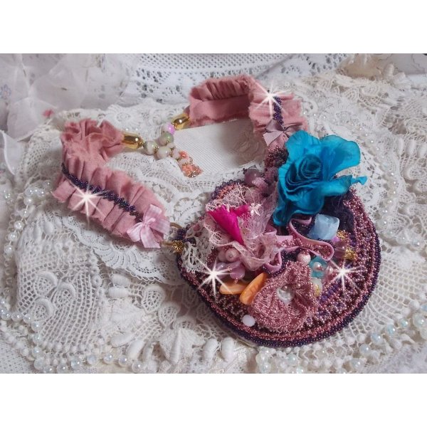 Collar Jardin Po&eacute;tique de encaje, cristales de Swarovski, perlas, cuentas de rocalla, plata chapada en oro de 18 quilates y perlas semipreciosas