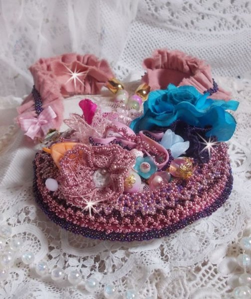 Collar Jardin Po&eacute;tique de encaje, cristales de Swarovski, perlas, cuentas de rocalla, plata chapada en oro de 18 quilates y perlas semipreciosas