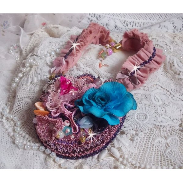 Collar Jardin Po&eacute;tique de encaje, cristales de Swarovski, perlas, cuentas de rocalla, plata chapada en oro de 18 quilates y perlas semipreciosas