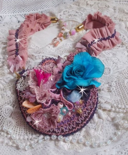 Collar Jardin Po&eacute;tique de encaje, cristales de Swarovski, perlas, cuentas de rocalla, plata chapada en oro de 18 quilates y perlas semipreciosas