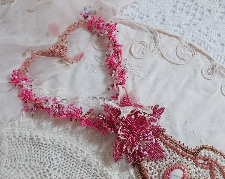 Collar Lirio Rosa con gema Howlita blanca, cuentas de semillas, encaje y abalorios varios Estilo Alta Costura